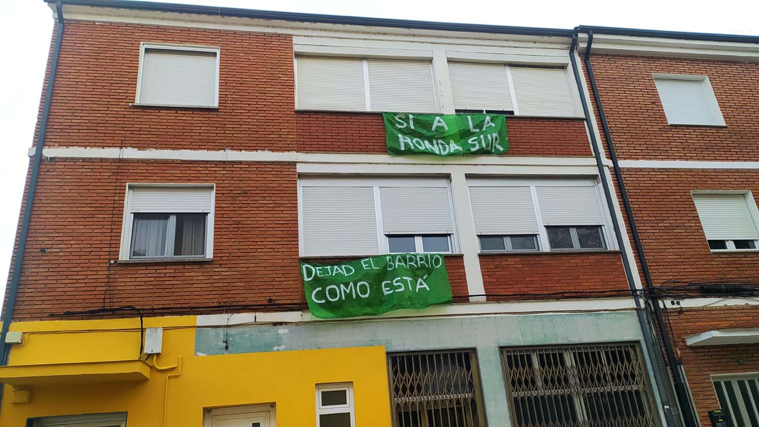 Pancartas contra la semipeatonalización de la avenida del Castillo en el Barrio de San Andrés de Ponferrada (3) Pancartas contra la semipeatonalización de la avenida del Castillo en el Barrio de San Andrés de Ponferrada (3)