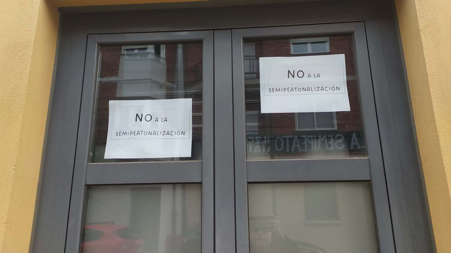 Pancartas contra la semipeatonalización de la avenida del Castillo en el Barrio de San Andrés de Ponferrada (13) Pancartas contra la semipeatonalización de la avenida del Castillo en el Barrio de San Andrés de Ponferrada (13)