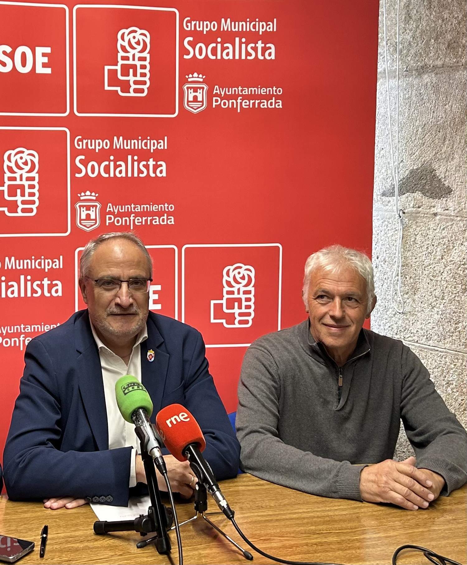 El portavoz del PSOE del Ayuntamiento de Ponferrada, Olegario Ramón, y el concejal socialista Antonio Regueiro El portavoz del PSOE del Ayuntamiento de Ponferrada, Olegario Ramón, y el concejal socialista Antonio Regueiro