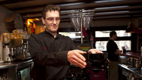 Imagen de un trabajador hostelero