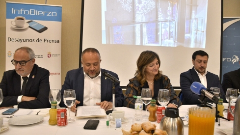 Ponentes del desayuno de prensa con la Rectora de la Universidad de León, Nuria González