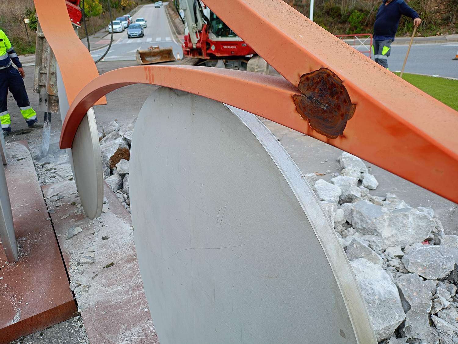 Soldadura deterioro en la glorieta de los ciclistas