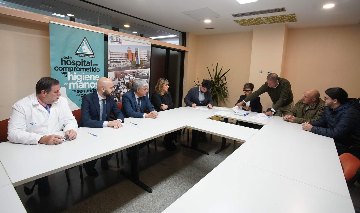 Firma del acta de replanteo de las obras del nuevo servicio de rehabilitación y radioterapia del Área de Salud del Bierzo Firma del acta de replanteo de las obras del nuevo servicio de rehabilitación y radioterapia del Área de Salud del Bierzo