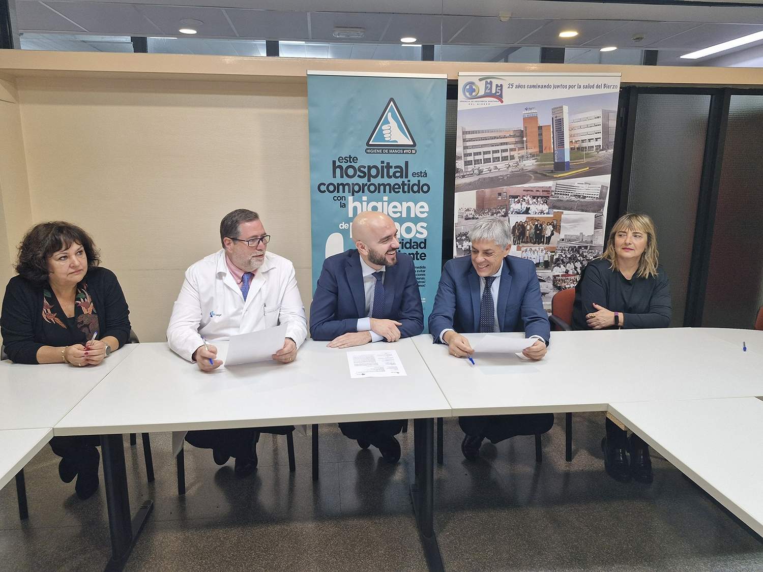 Firma del acta de replanteo de las obras del nuevo servicio de rehabilitación y radioterapia del Área de Salud del Bierzo Firma del acta de replanteo de las obras del nuevo servicio de rehabilitación y radioterapia del Área de Salud del Bierzo