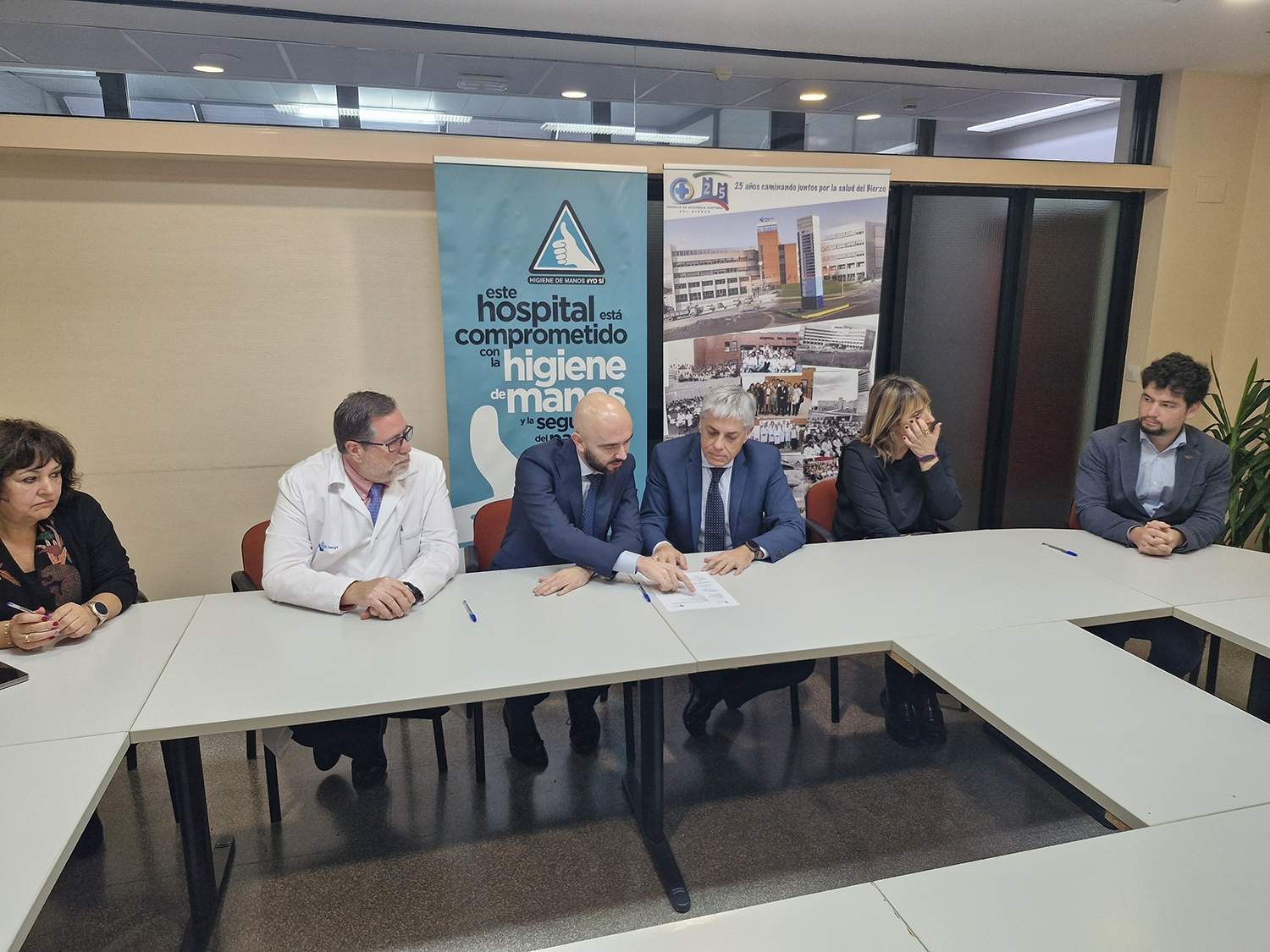 Firma del acta de replanteo de las obras del nuevo servicio de rehabilitación y radioterapia del Área de Salud del Bierzo Firma del acta de replanteo de las obras del nuevo servicio de rehabilitación y radioterapia del Área de Salud del Bierzo