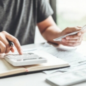 Empresarios y sindicatos pactan subidas salariales medias en convenio del 2,81% en Castilla y León hasta octubre, por debajo del 3,06% nacional | iStcok