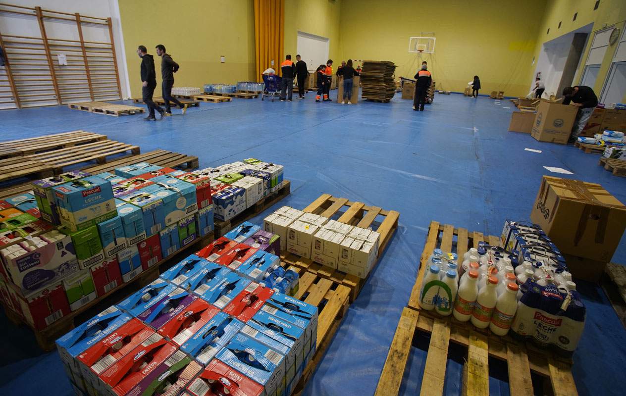 Imagen de la recogida de alimentos impulsada por el Ayuntamiento de Ponferrada para los afectados por la DANA de Valencia 