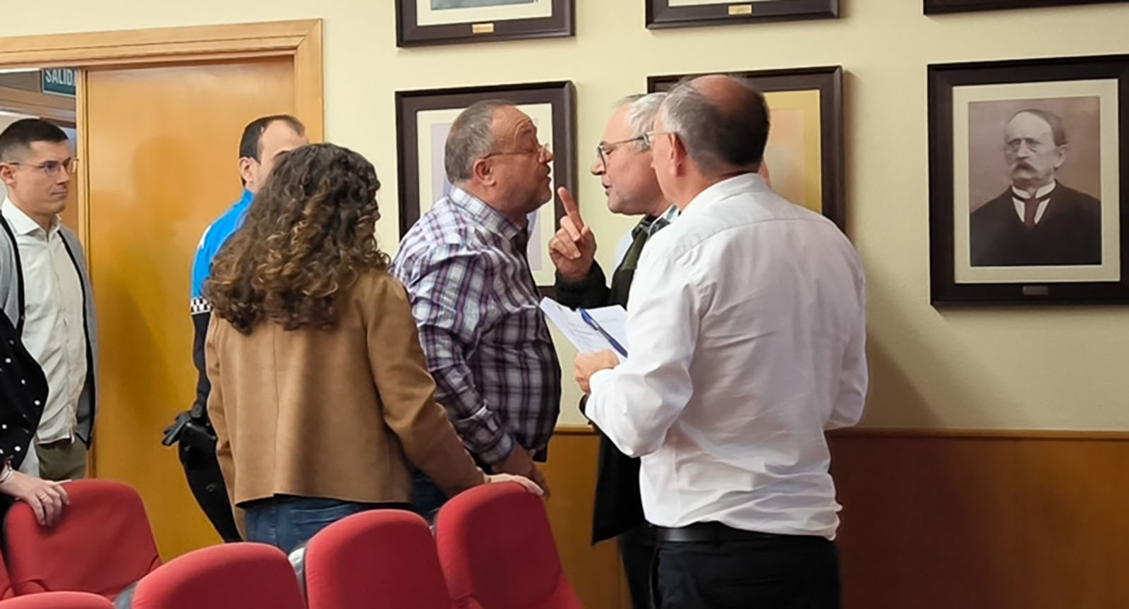 Momento del rifirrafe al final del pleno (H.K) Momento del rifirrafe al final del pleno (H.K)