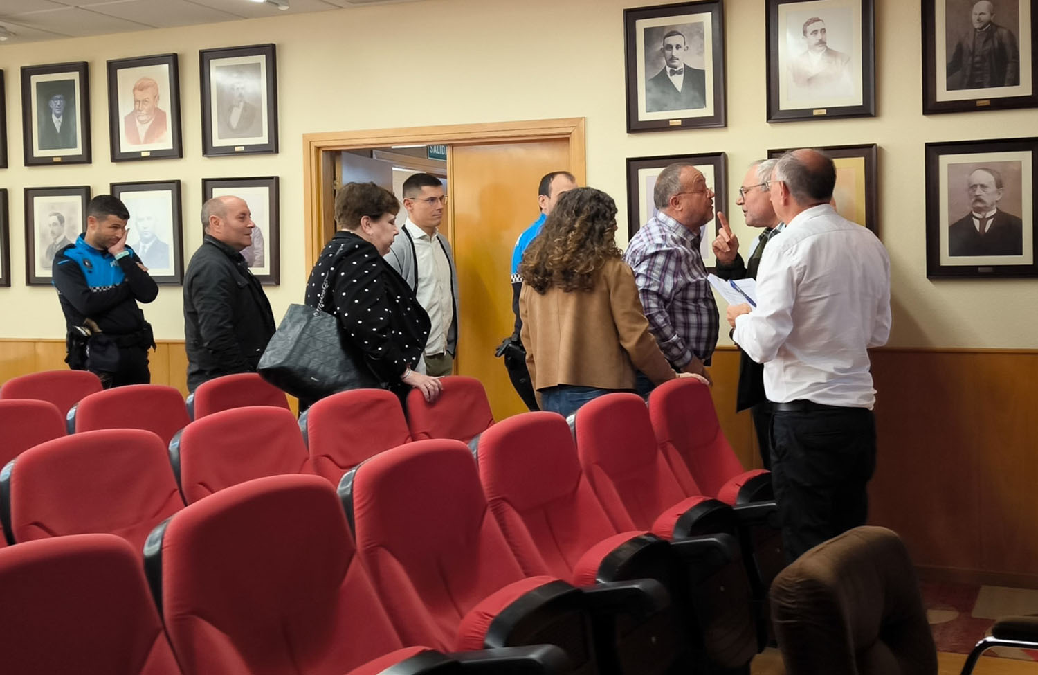 Momento del cruce de declaraciones al final del pleno (H.K) Momento del cruce de declaraciones al final del pleno (H.K)