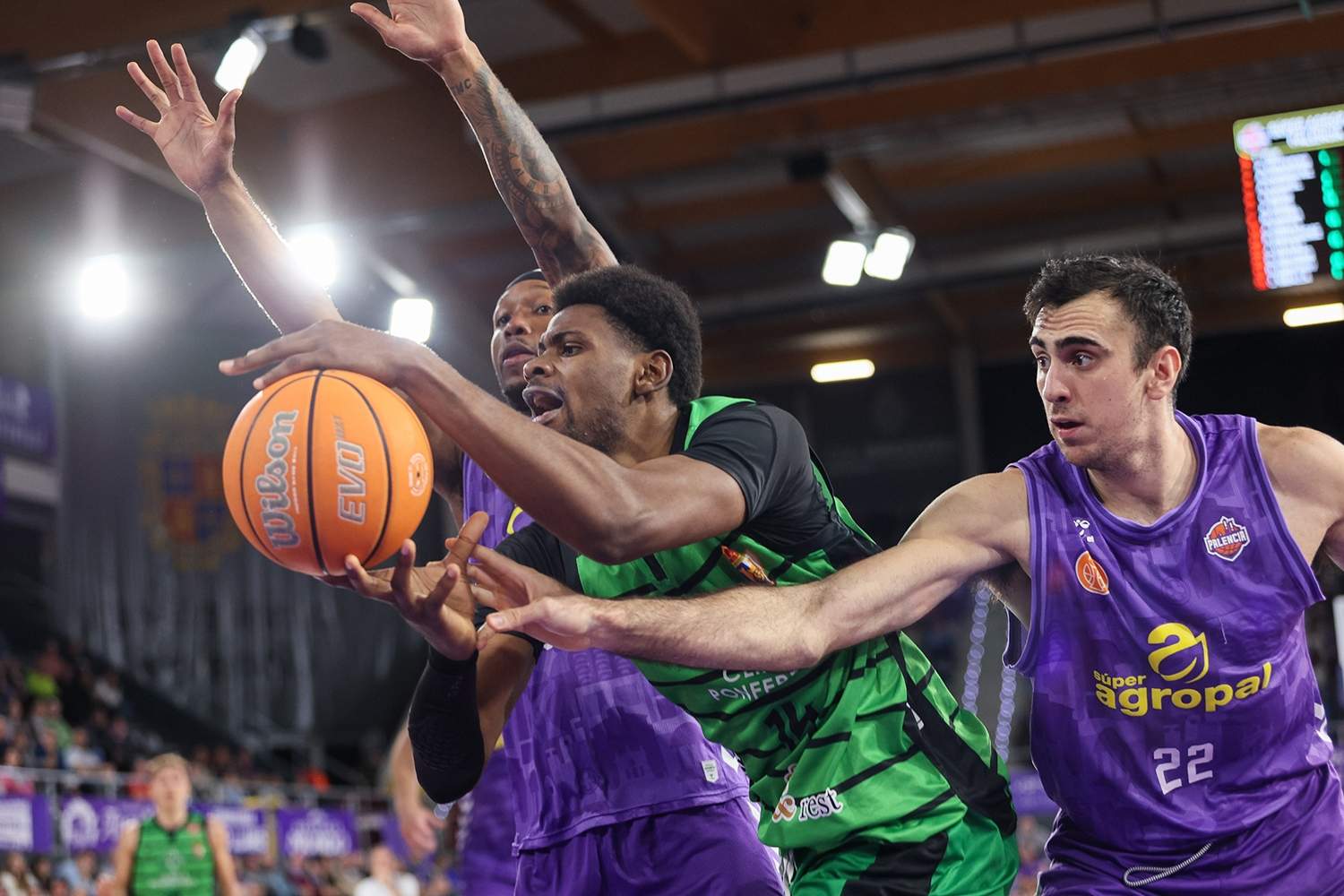 Agropal Palencia impone la lógica en el adiós de la Copa España para Clínica Ponferrada | Foto: Víctor Quintana Agropal Palencia impone la lógica en el adiós de la Copa España para Clínica Ponferrada | Foto: Víctor Quintana