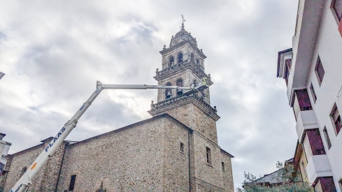 Foto archivo: Colocación de luces en la Torre de La Encina