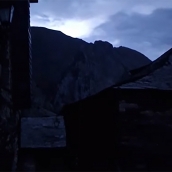 La caída de un árbol provoca cortes de luz en Villanueva de Valdueza y Peñalba