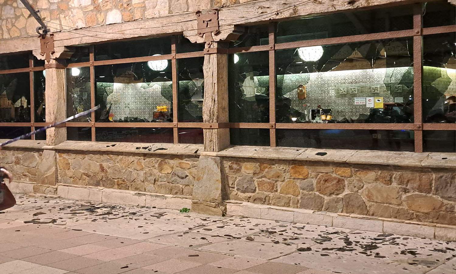 Así quedaba la cristalera del Hotel del Temple en Ponferrada / INFOBIERZO Así quedaba la cristalera del Hotel del Temple en Ponferrada / INFOBIERZO