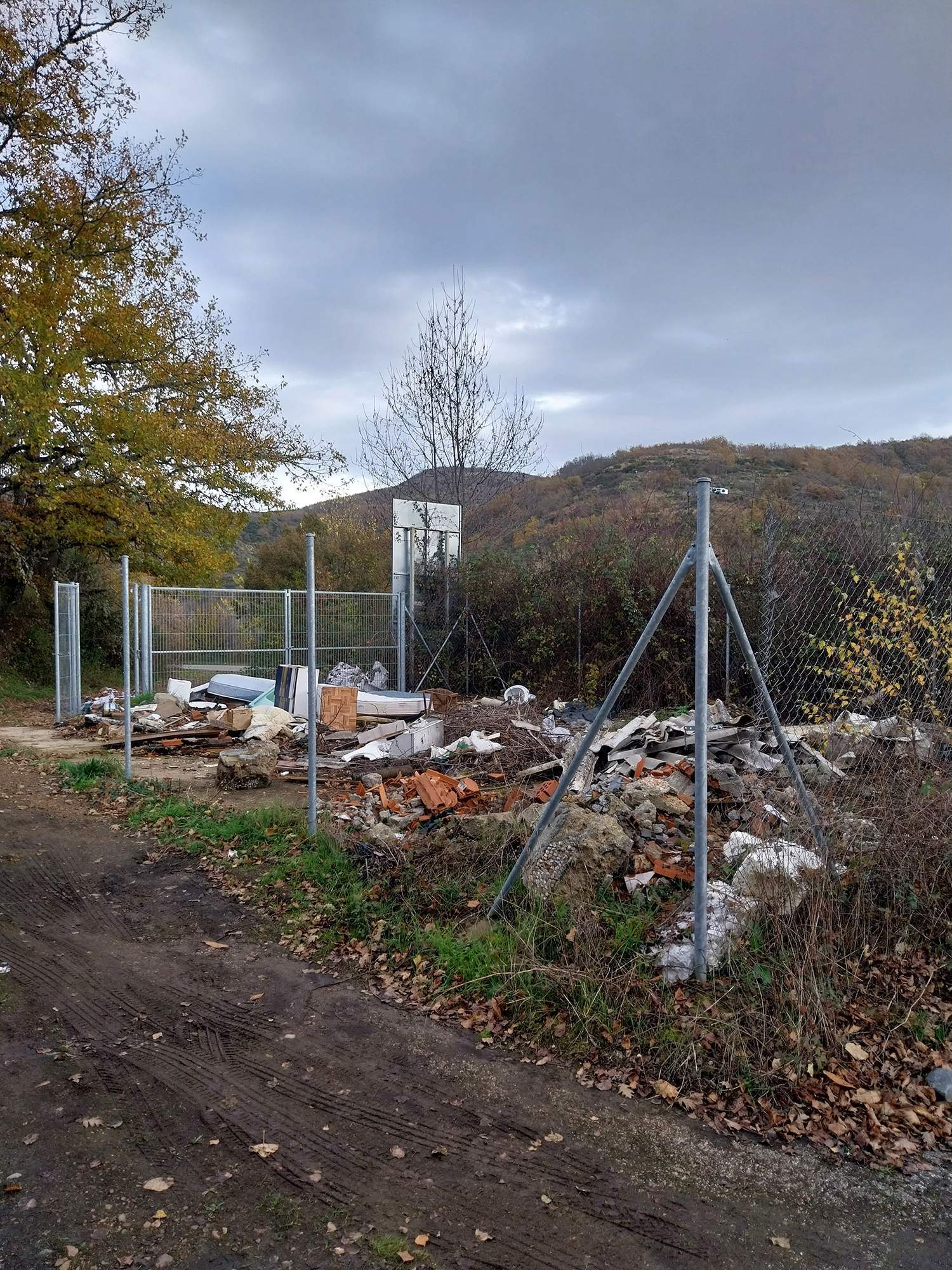 Denuncian el estado de una "escombrera ilegal" en Igüeña Denuncian el estado de una "escombrera ilegal" en Igüeña