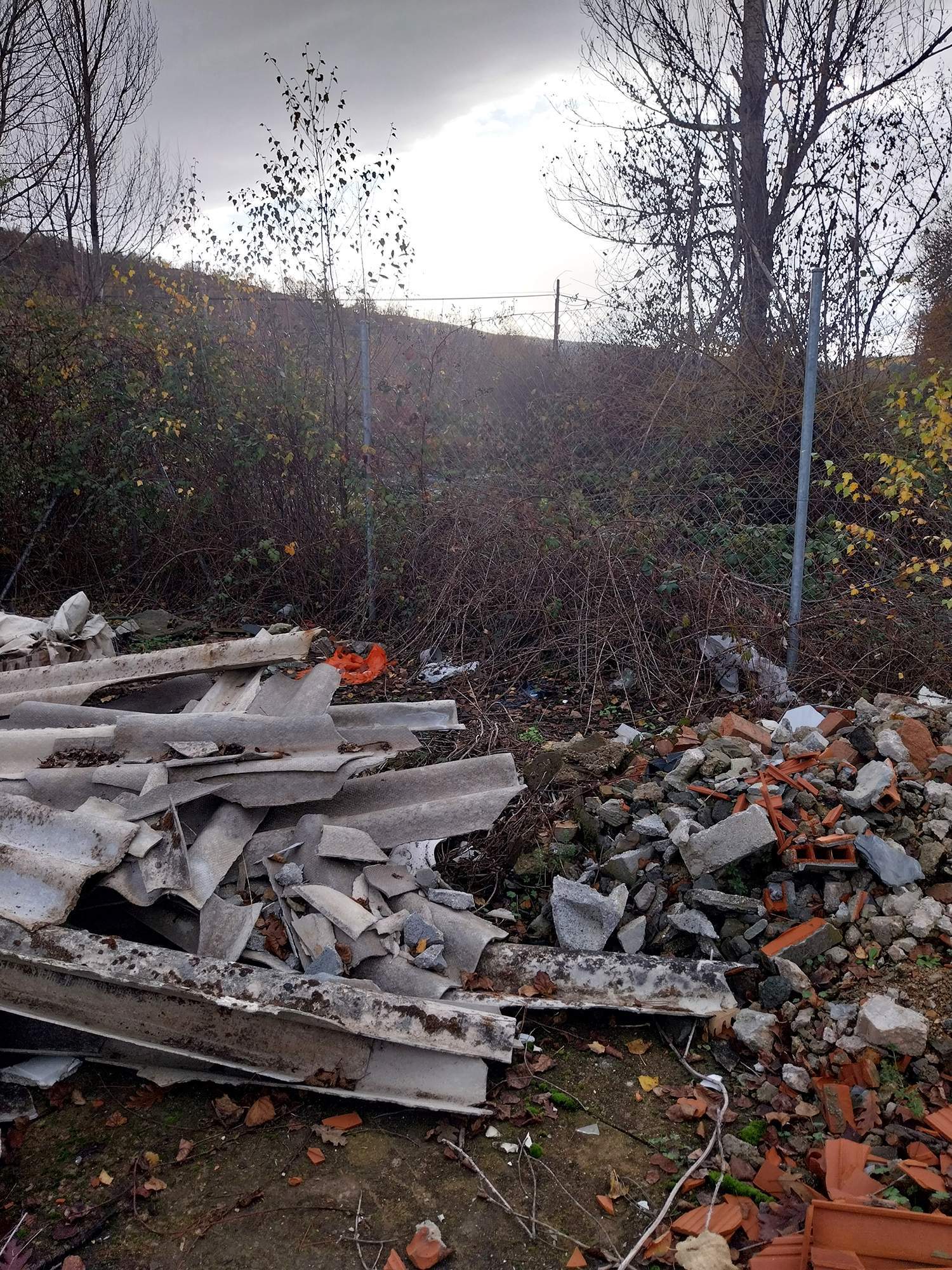 Denuncian el estado de una "escombrera ilegal" en Igüeña Denuncian el estado de una "escombrera ilegal" en Igüeña