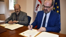 El presidente de la CH del Miño Sil, José Antonio Quiroga, y el alcalde de Ponferrada, Marco Antonio Morala durante la firma del convenio 