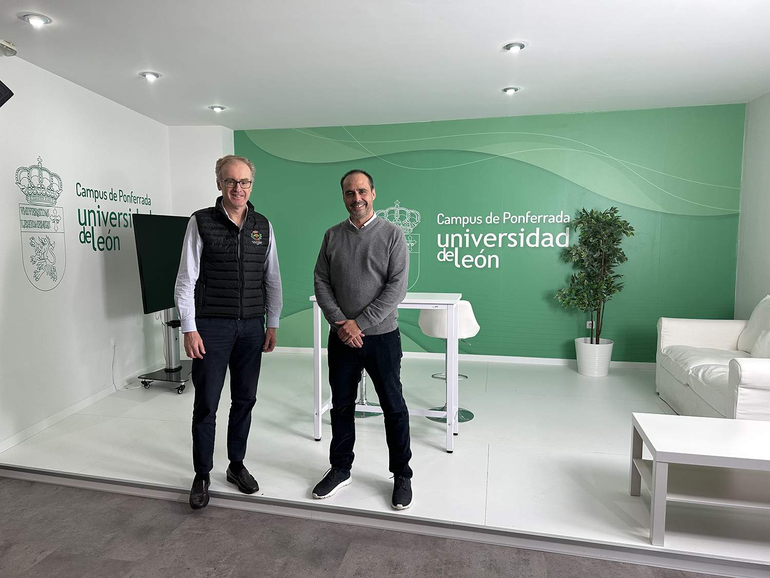 Luis Herráez (I) y Joaquín Garnica (D) durante la presentación Luis Herráez (I) y Joaquín Garnica (D) durante la presentación