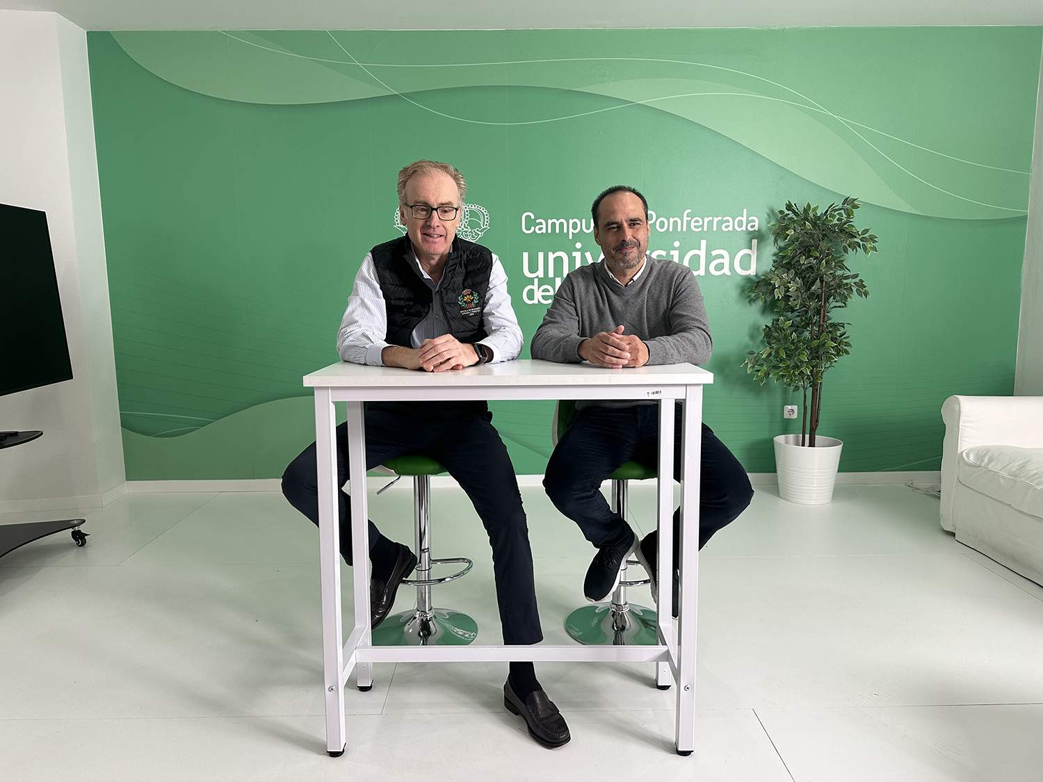 Luis Herráez (I) y Joaquín Garnica (D) durante la presentación. Luis Herráez (I) y Joaquín Garnica (D) durante la presentación.