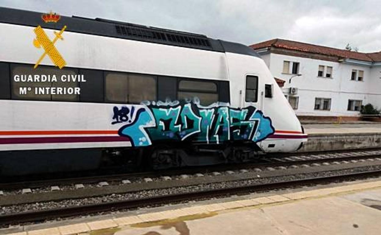Grafiti en un tren de Renfe 