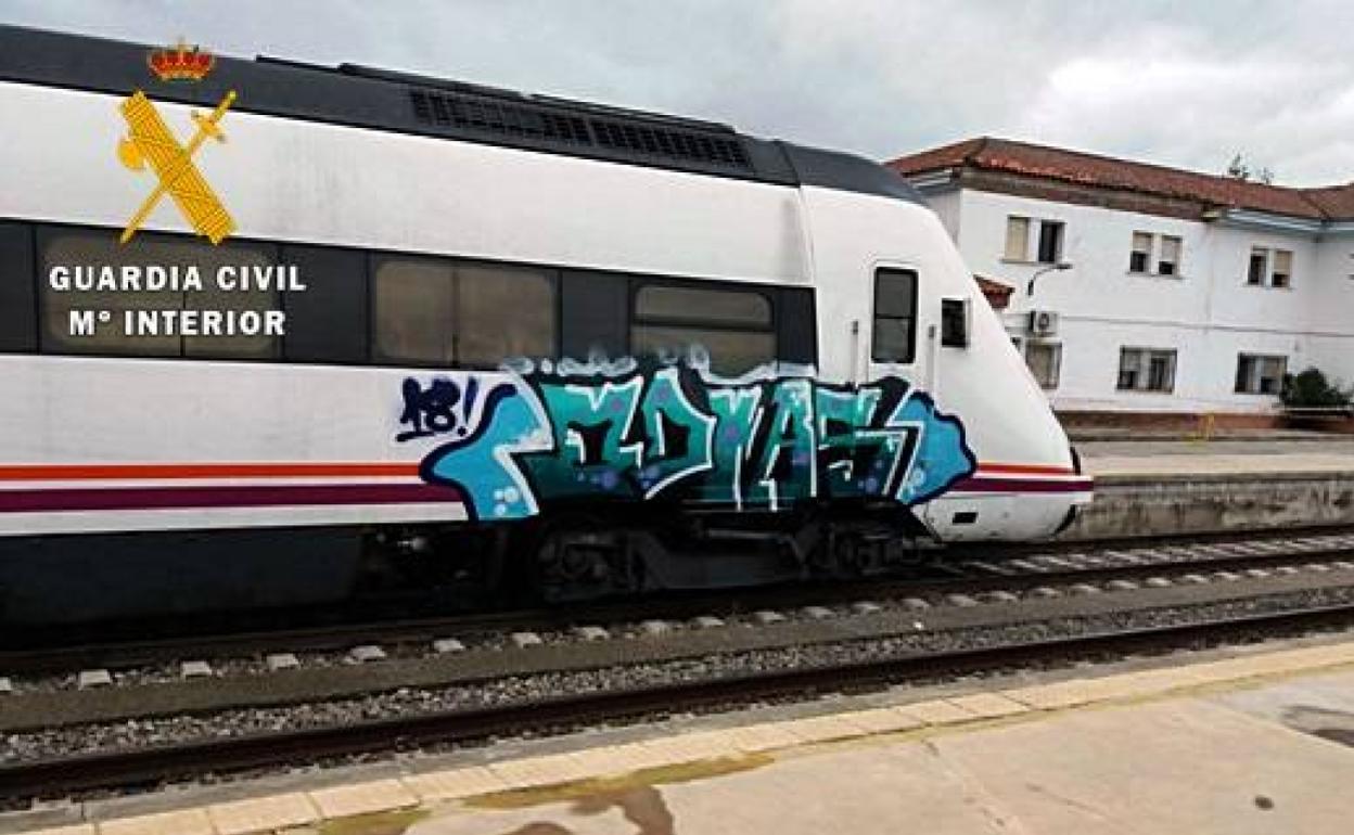 Grafiti en un tren de Renfe | Detenida una persona en Ponferrada por realizar grafitis en trenes en el mes de mayo