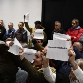 Pleno del Ayuntamiento de Ponferrada.  Vecinos del casco antiguo acuden a la sesión de este viernes contra la semipeatonalización