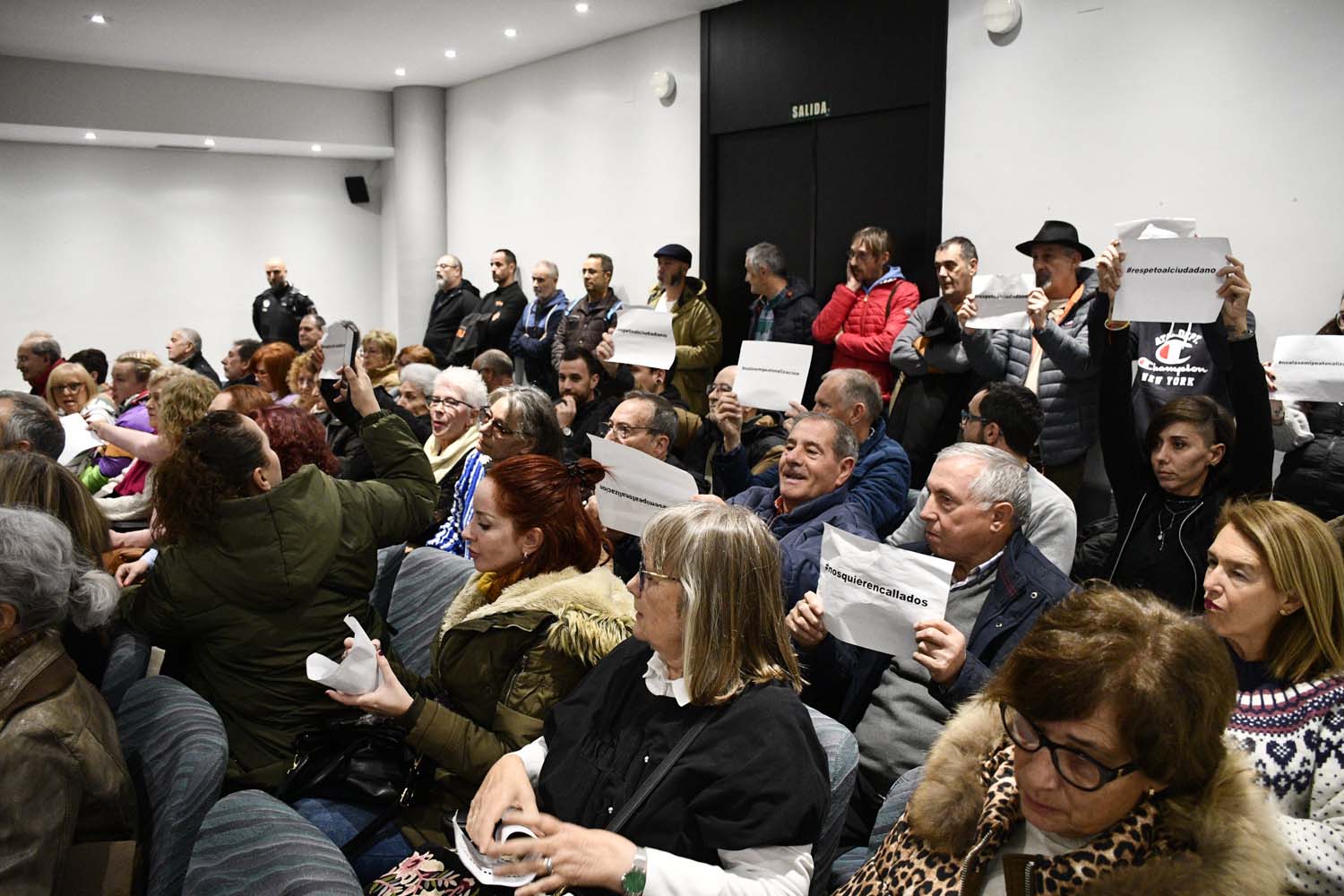 Vecinos del Casco Antiguo protestan por no poder intervenir en el pleno del Ayuntamiento de Ponferrada (6)