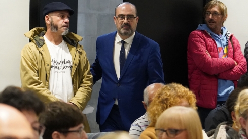 César Sánchez ICAL. El alcalde de Ponferrada, Marco Morala (C), junto a varios de los vecinos de los barrios de San Andrés, Las Quintas y El Casco Antiguo, asistentes al pleno ordinario de esta mañana