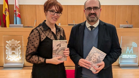 Esther Peñalba Aller, locutora de Cope León, presenta su novela 'El amuleto de la Luna' 
