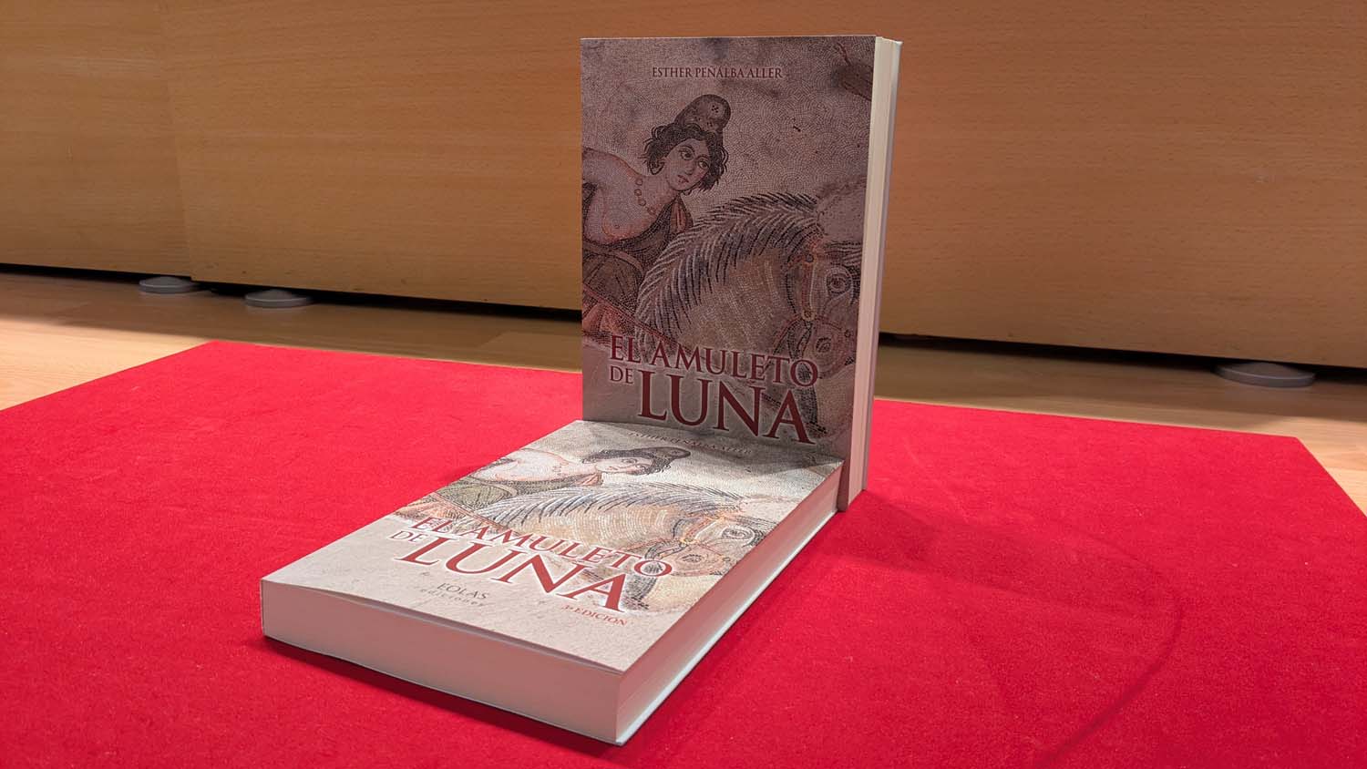 Esther Peñalba Aller, locutora de Cope León, presenta su novela 'El amuleto de la Luna' (3) Esther Peñalba Aller, locutora de Cope León, presenta su novela 'El amuleto de la Luna' (3)