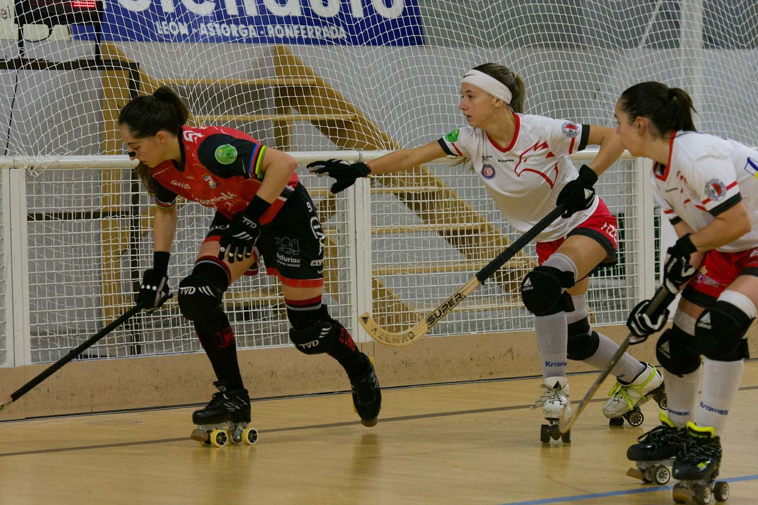El Bembibre Hockey Club cae ante el líder, Telecable Gijón. El Bembibre Hockey Club cae ante el líder, Telecable Gijón.