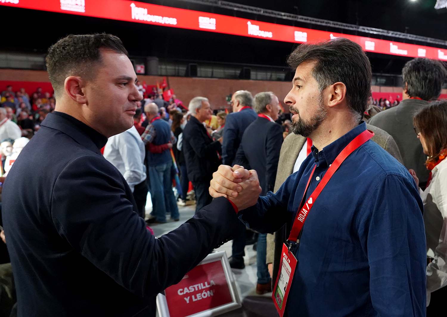 Miriam Chacón ICAL. El secretario regional socialista Luis Tudanca saluda al secretario provincial de León Javier Cendón en la Clausura del 41 Congreso Federal del PSOE. Miriam Chacón ICAL. El secretario regional socialista Luis Tudanca saluda al secretario provincial de León Javier Cendón en la Clausura del 41 Congreso Federal del PSOE.