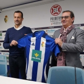 César Sánchez,ICAL . El gestor de Caja Rural, Narciso Prieto (D), junto al responsable de marketing de la Sociedad Deportiva Ponferradina, David López (I), durante la presentación de la renovación de patrocinio