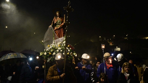 Imagen de archivo de una procesión nocturna por Santa Bárbara