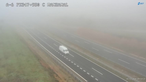 La niebla condiciona la circulación en la A6 a la altura de Manzanal del Puerto (León)