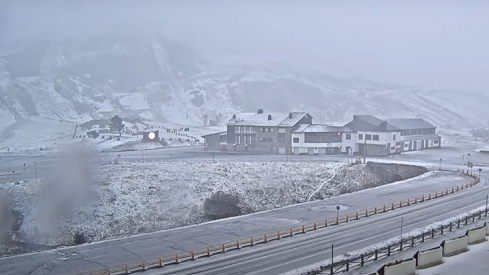 Las estaciones de esquí de San Isidro y Leitariegos reciben los primeros copos de nieve a la espera de su apertura