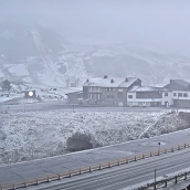 Las estaciones de esquí de San Isidro y Leitariegos reciben los primeros copos de nieve a la espera de su apertura