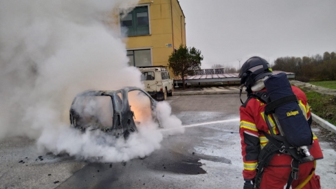 Sofocan el incendio de un coche en el hostal El Bayo de Cubillos del Sil