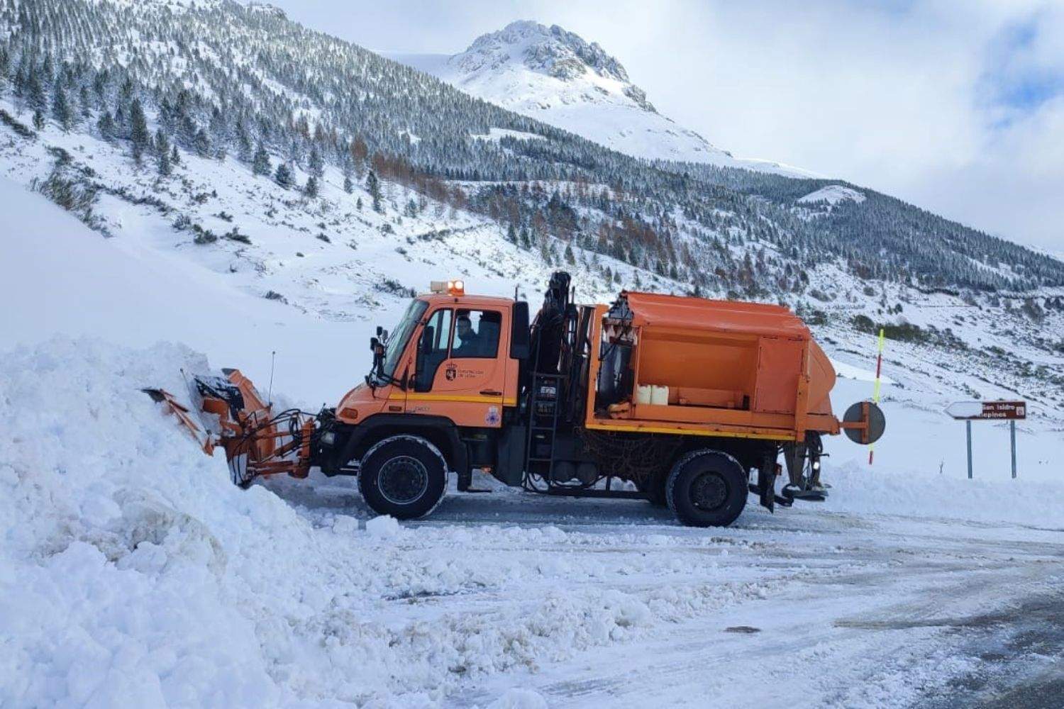 La Diputación de León desplegó un dispositivo de 28 vehículos durante el temporal del fin de semana