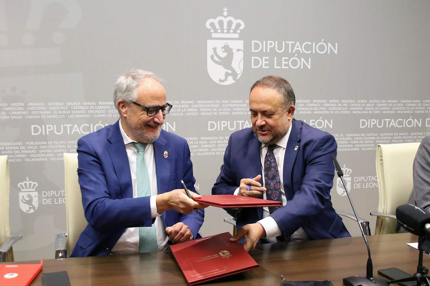 Firma del convenio para la financiación del Servicio de Asistencia a Municipios