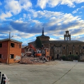 Imagen del momento del derribo del colegio de San Miguel de las Dueñas