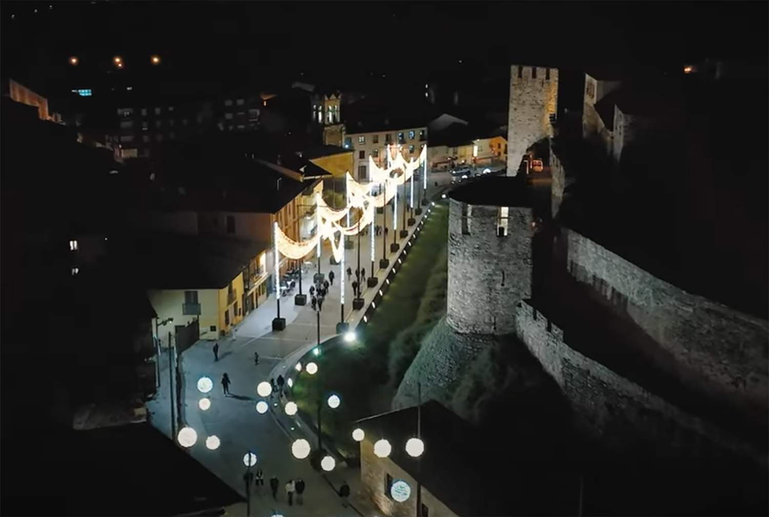 Ponferrada deslumbra con su decoración navideña y se cuela en el top 5 de España del portal CasasRurales.net Ponferrada deslumbra con su decoración navideña y se cuela en el top 5 de España del portal CasasRurales.net