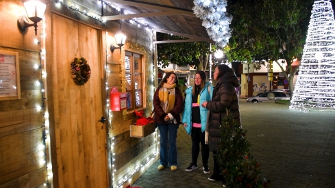 Cacabelos deslumbra esta Navidad e invita a conocer la casa de los elfos para dejar las cartas a Papá Noel