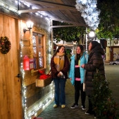 Cacabelos deslumbra esta Navidad e invita a conocer la casa de los elfos para dejar las cartas a Papá Noel