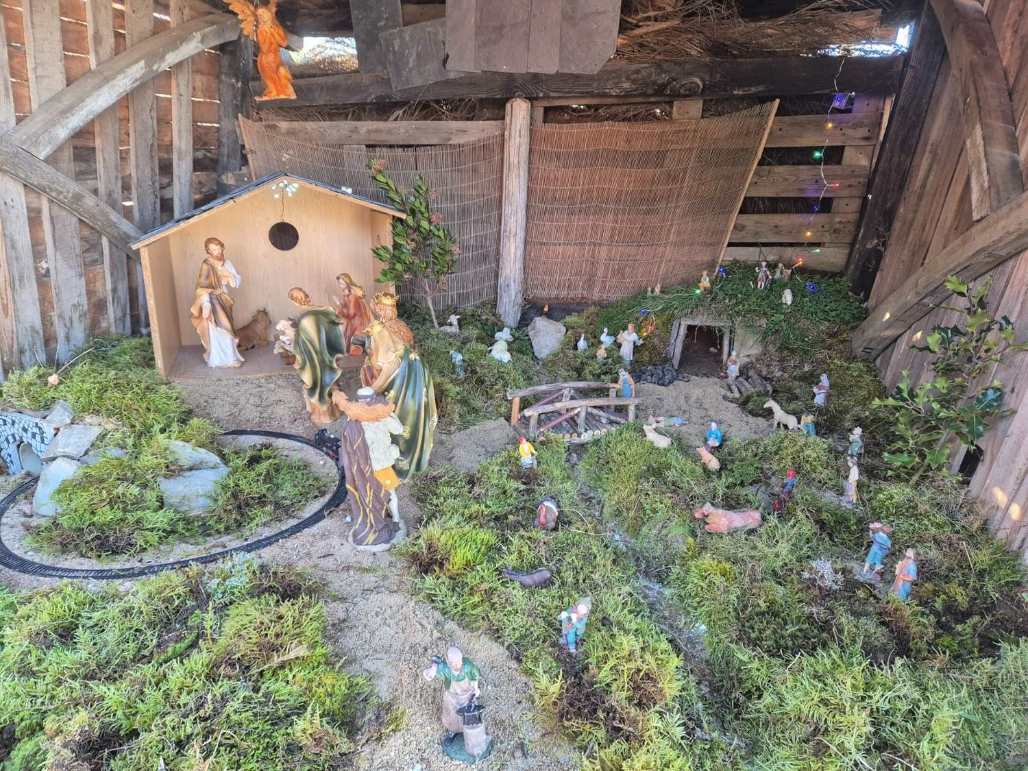 La Agrupación de Protección Civil del Bierzo inaugura el belén de El Acebo que le dará la bienvenida a los peregrinos