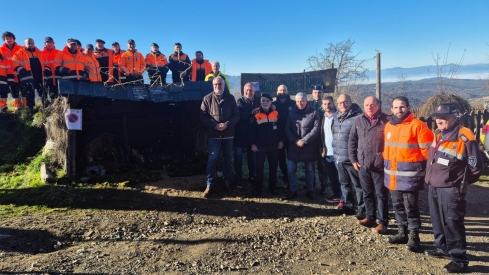 La Agrupación de Protección Civil del Bierzo inaugura el belén instalado en El Acebo que le dará la bienvenida a los peregrinos