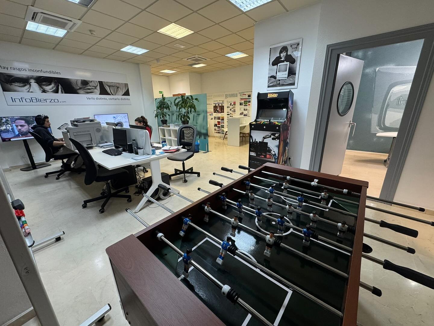 Sala de Redacción en las oficinas de InfoBierzo