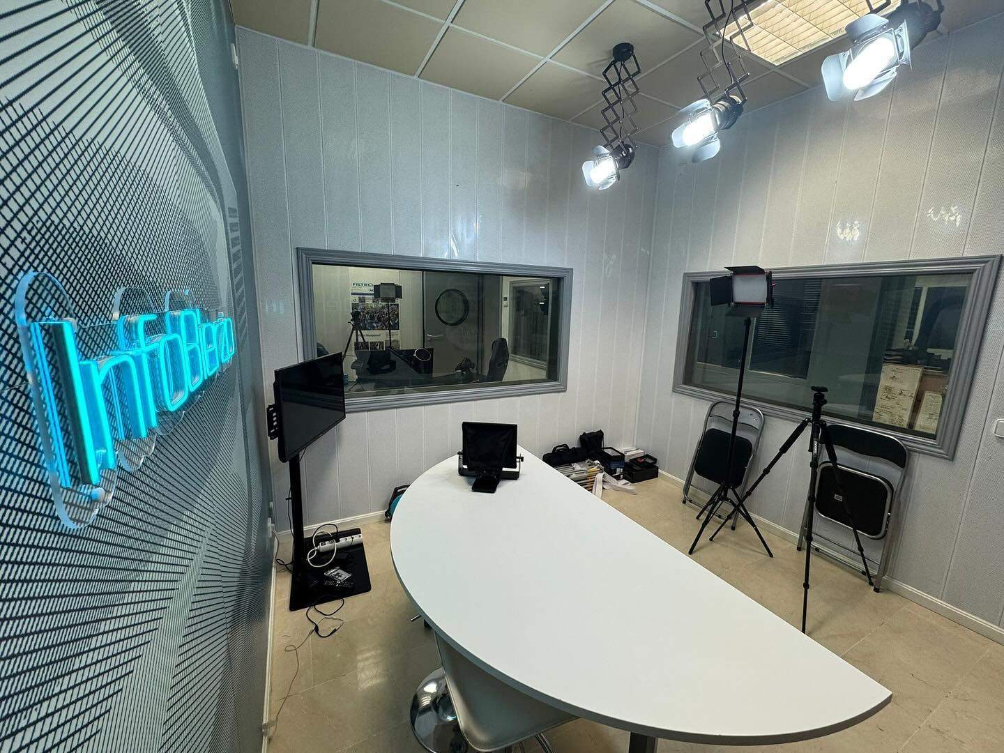 Uno de los estudios en las oficinas de InfoBierzo