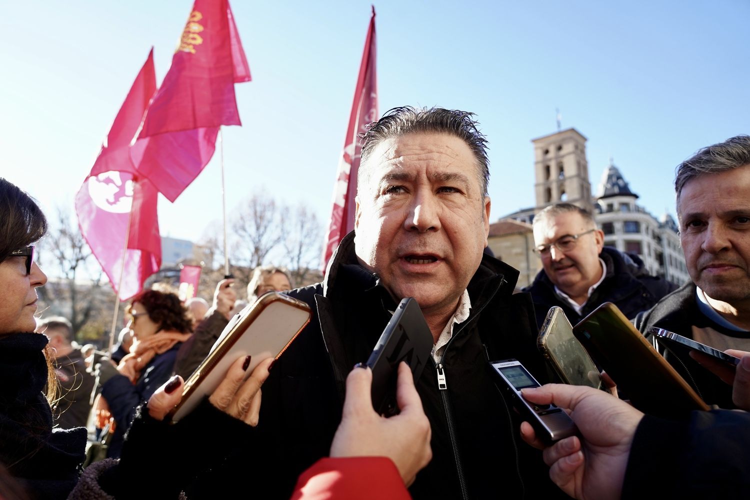 Luis Mariano Santos, secretario general de UPL en la concentración en defensa de la autonomía de la Región Leonesa | Peio García / ICAL