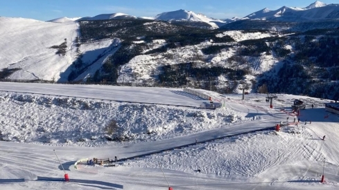 Estación de esquí Valle Laciana-Leitariegos durante el primer fin de semana de la temporada