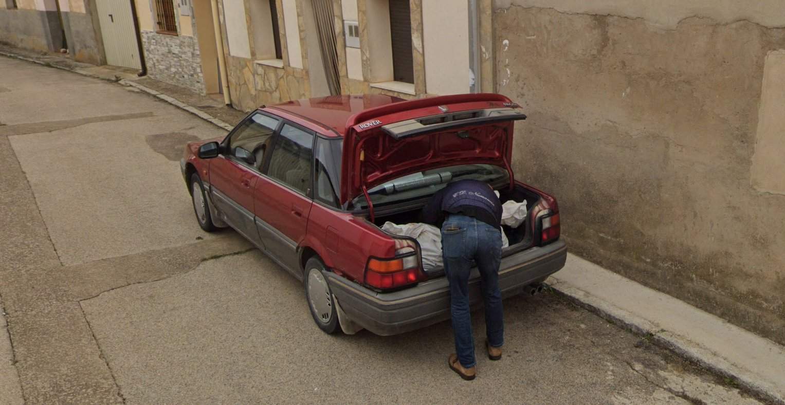 Google Maps pilla a hombre metiendo un cadáver en un coche en Soria